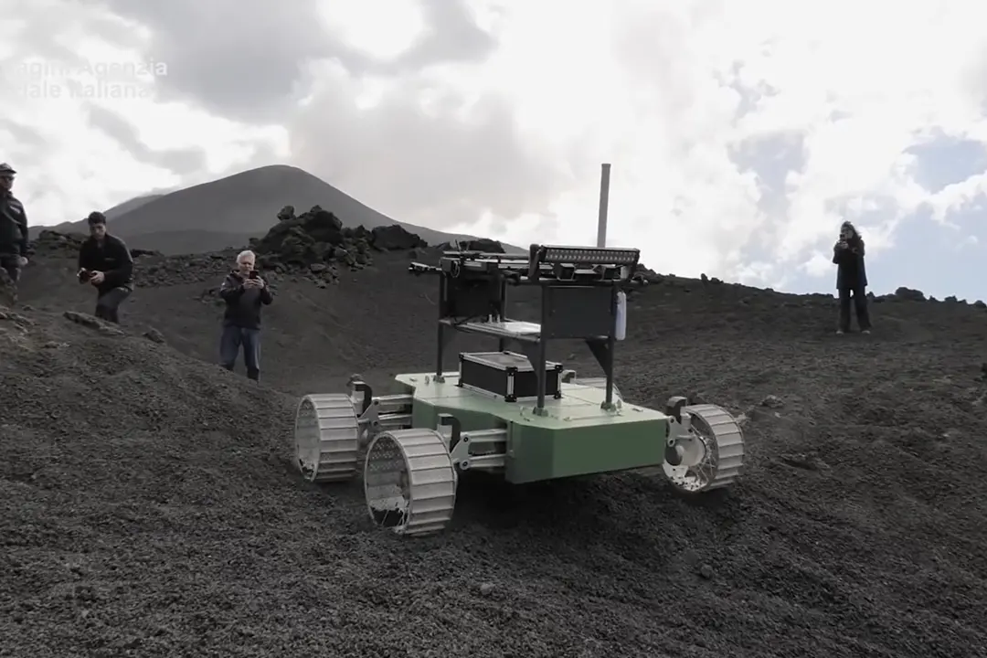 L'Agenzia spaziale italiana testa il \"Rover Etna\" sul vulcano