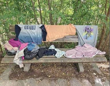 Bressanone, la panchina usata come discarica