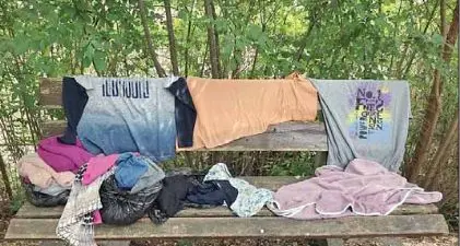 Bressanone, la panchina usata come discarica