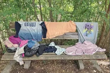 Bressanone, la panchina usata come discarica