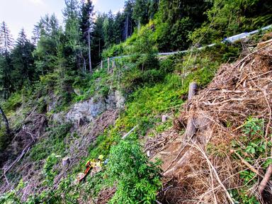 Ciclista precipita per 20 metri in una scarpata, salvato dal Soccorso Alpino