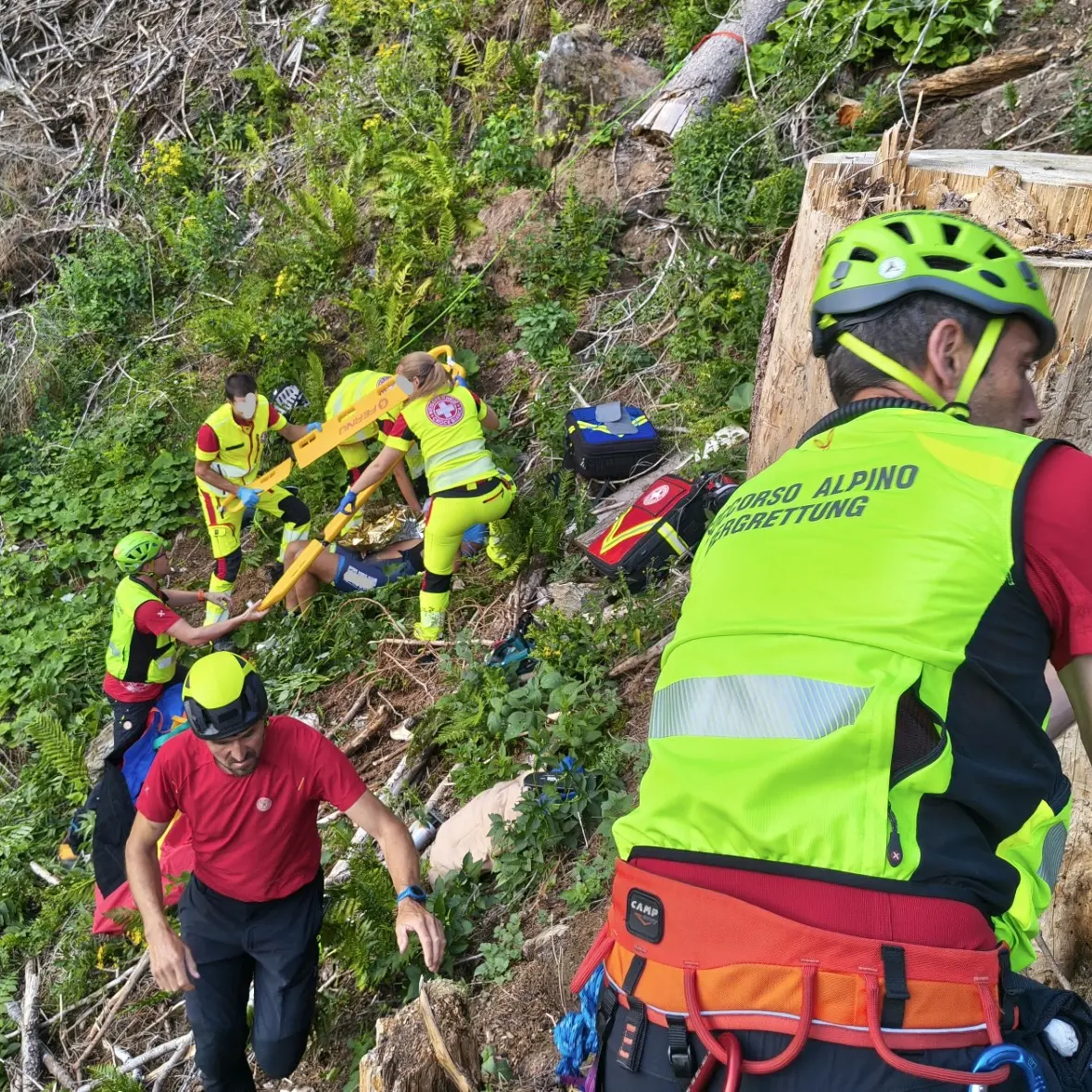 Ciclista precipita per 20 metri in una scarpata, salvato dal Soccorso Alpino