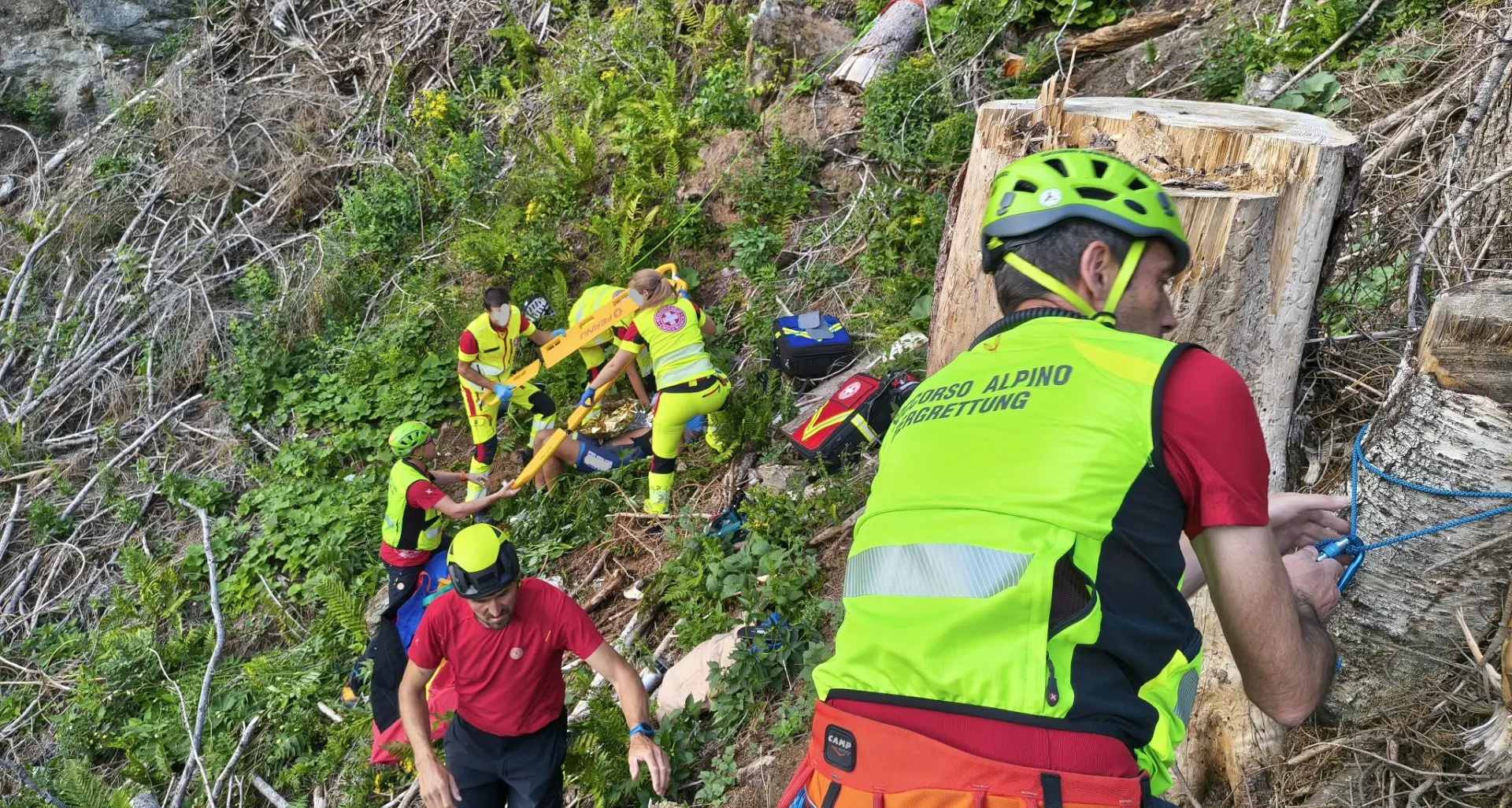 Ciclista precipita per 20 metri in una scarpata, salvato dal Soccorso Alpino