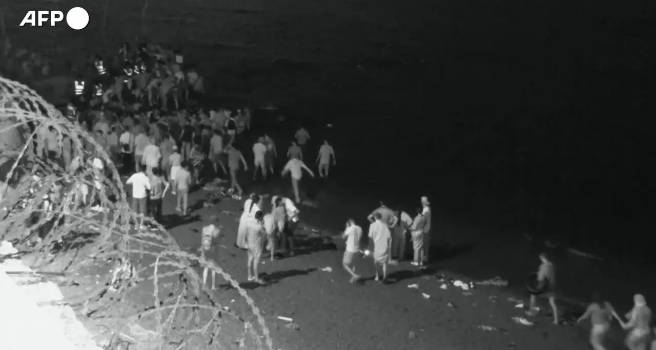 Marocco, migliaia di persone si radunano vicino al confine con Ceuta