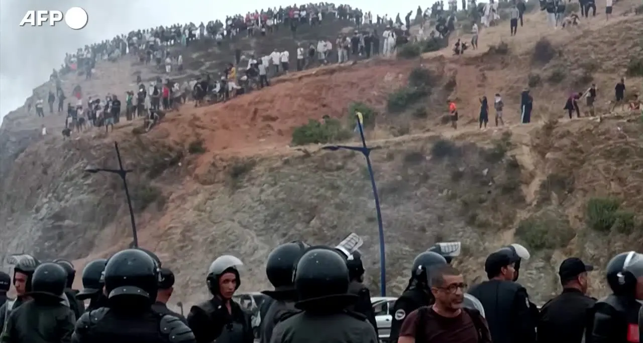 Marocco: tensione al confine con Ceuta, migliaia di persone tentano di entrare