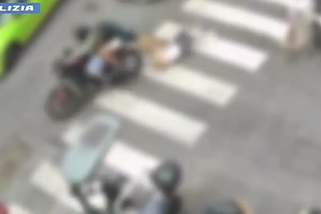 Trascinano un'anziana sull'asfalto per strapparle la borsa, due fermi a Roma