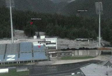 Un fiume di detriti sul parcheggio dello stadio di Anterselva