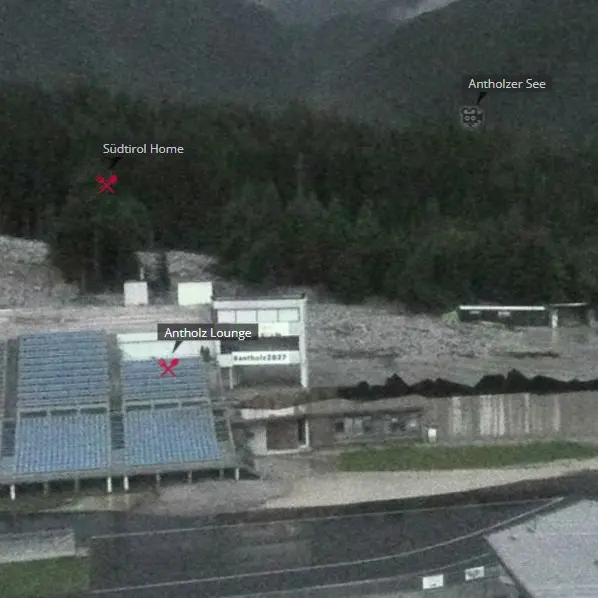 Un fiume di detriti sul parcheggio dello stadio di Anterselva
