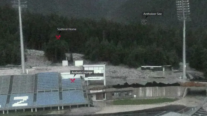 Un fiume di detriti sul parcheggio dello stadio di Anterselva