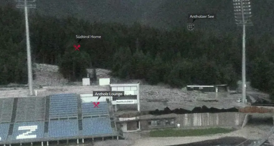 Un fiume di detriti sul parcheggio dello stadio di Anterselva
