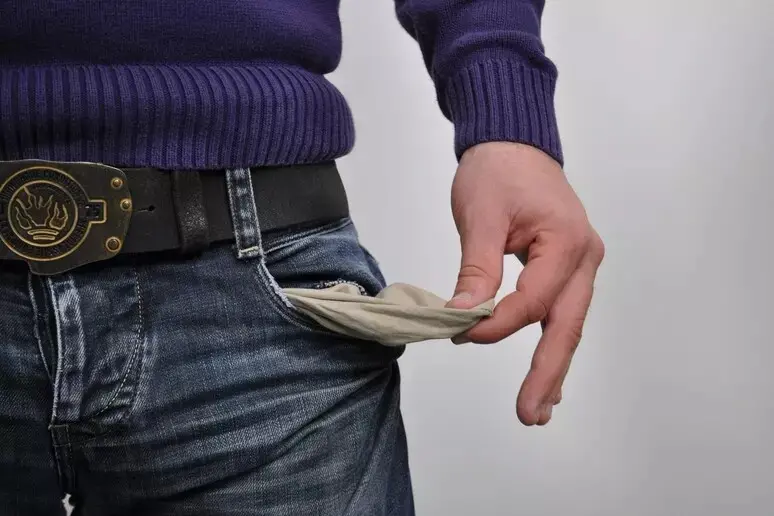 Le difficoltà economiche fanno invecchiare prima il cervello