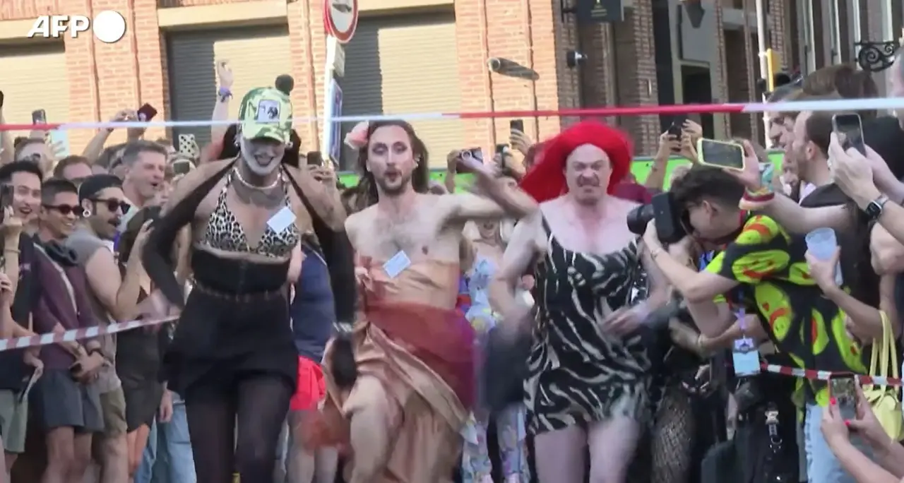Corsa sui tacchi e lancio della borsa alle Olimpiadi Drag di Amsterdam