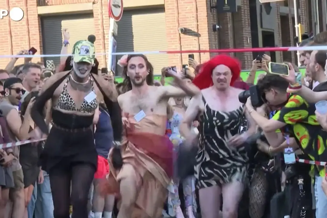 Corsa sui tacchi e lancio della borsa alle Olimpiadi Drag di Amsterdam