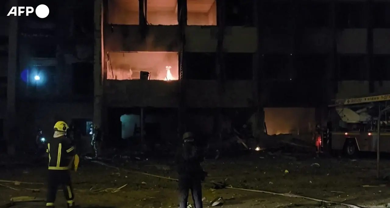 Raid russo su Kiev, esplosioni e fiamme investono la capitale ucraina