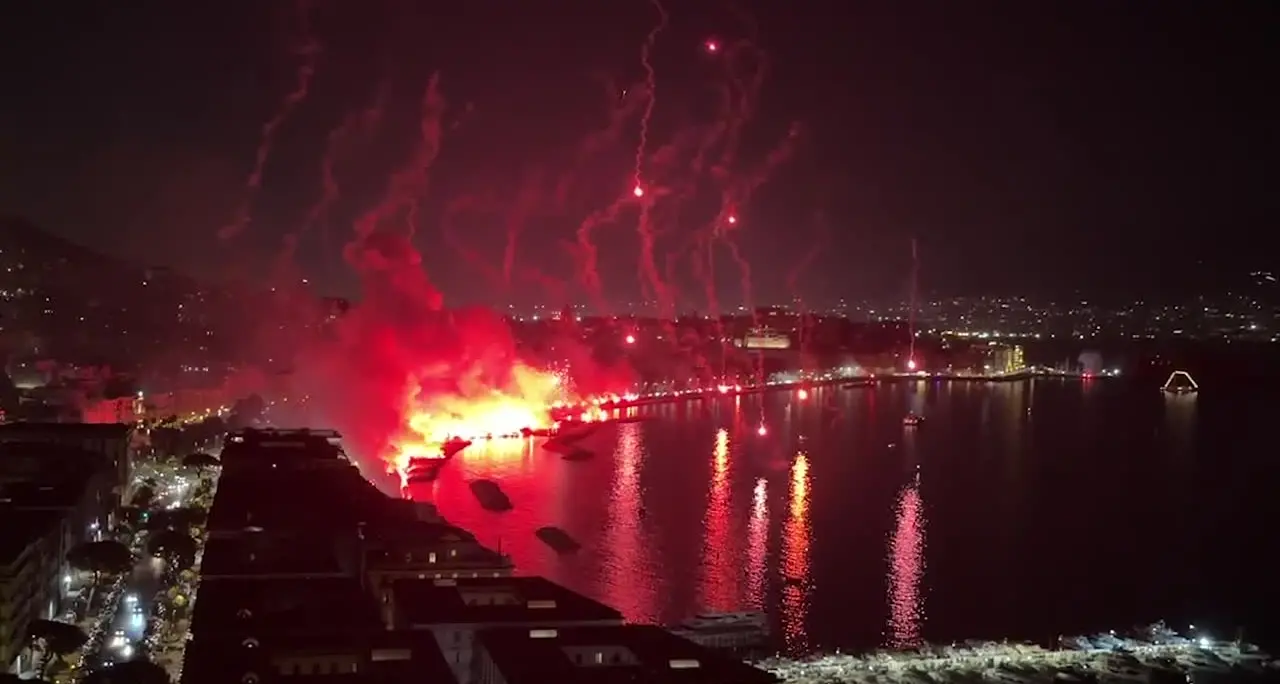 Parte la festa per i 100 anni del Napoli, lo spettacolo dei fuochi sul lungomare