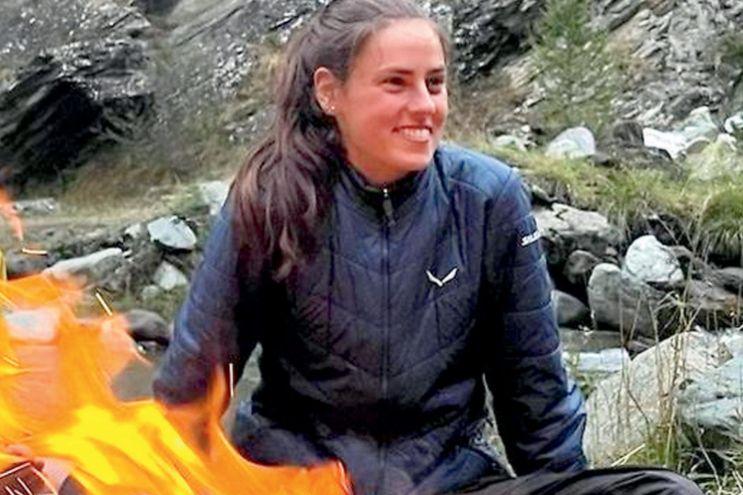 Giovane volontaria in Brasile, accompagnata da don Gigi, lavora con famiglie in favela per promozione umana