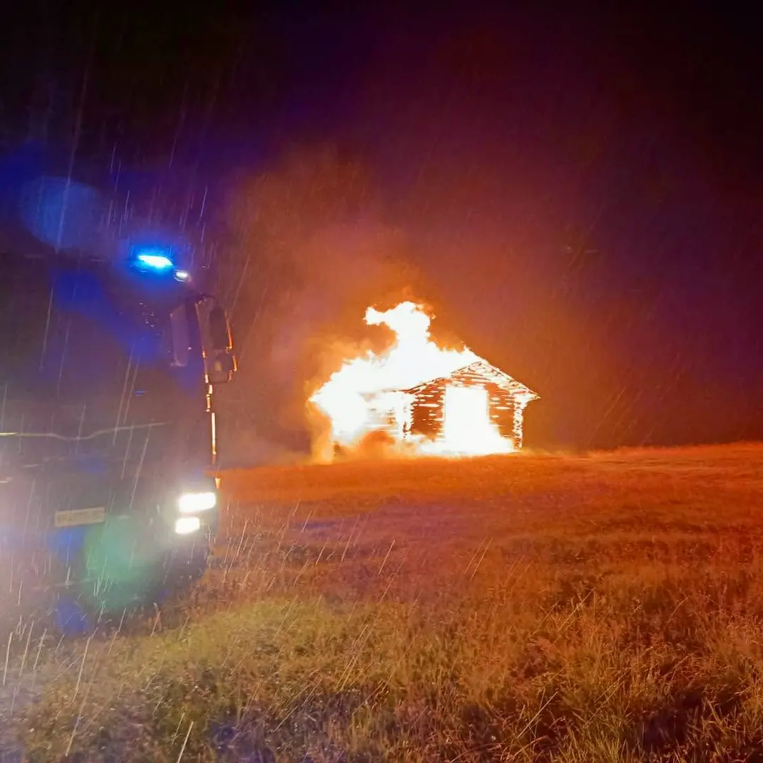 Fulmine incendia una baita sull'Alpe di Siusi: struttura distrutta dalle fiamme