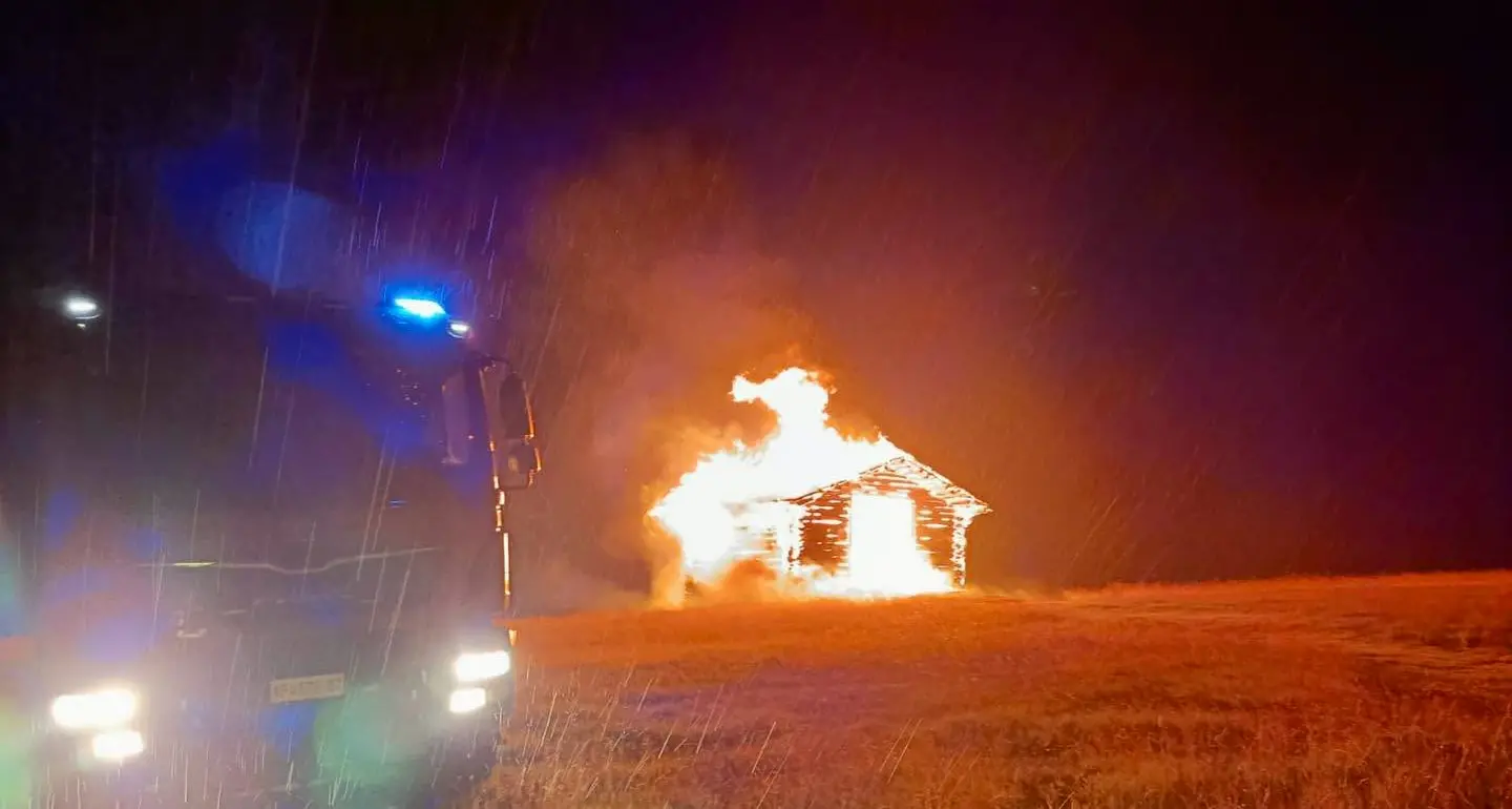 Fulmine incendia una baita sull'Alpe di Siusi: struttura distrutta dalle fiamme