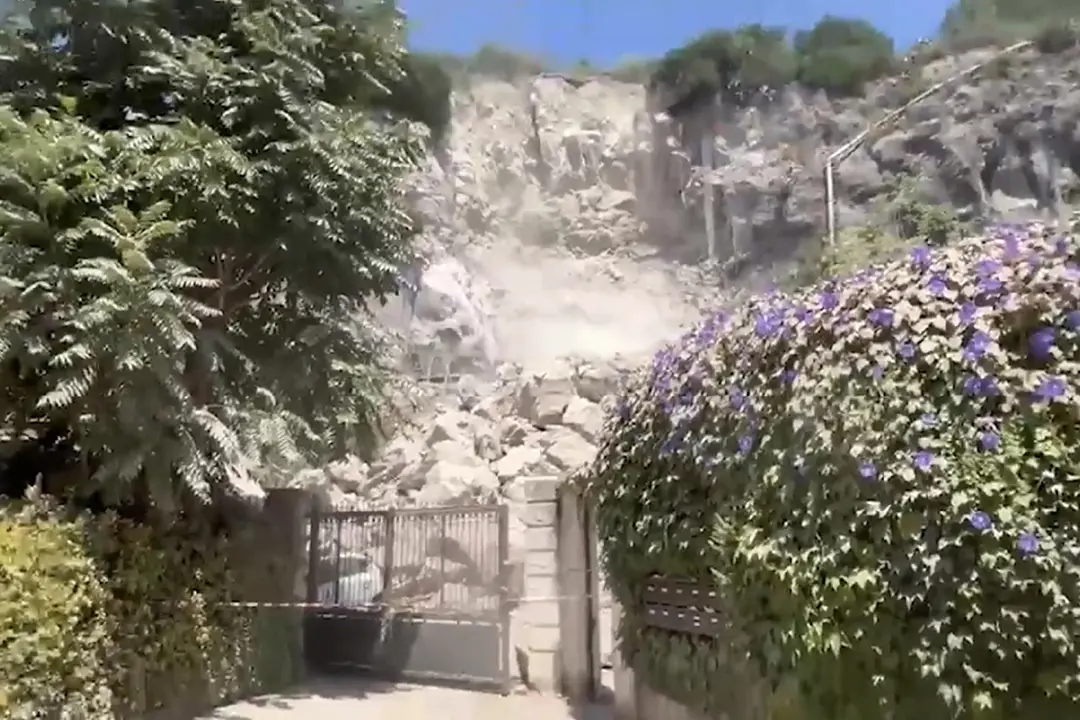 Campi Flegrei, frana da una parete di roccia a Pozzuoli
