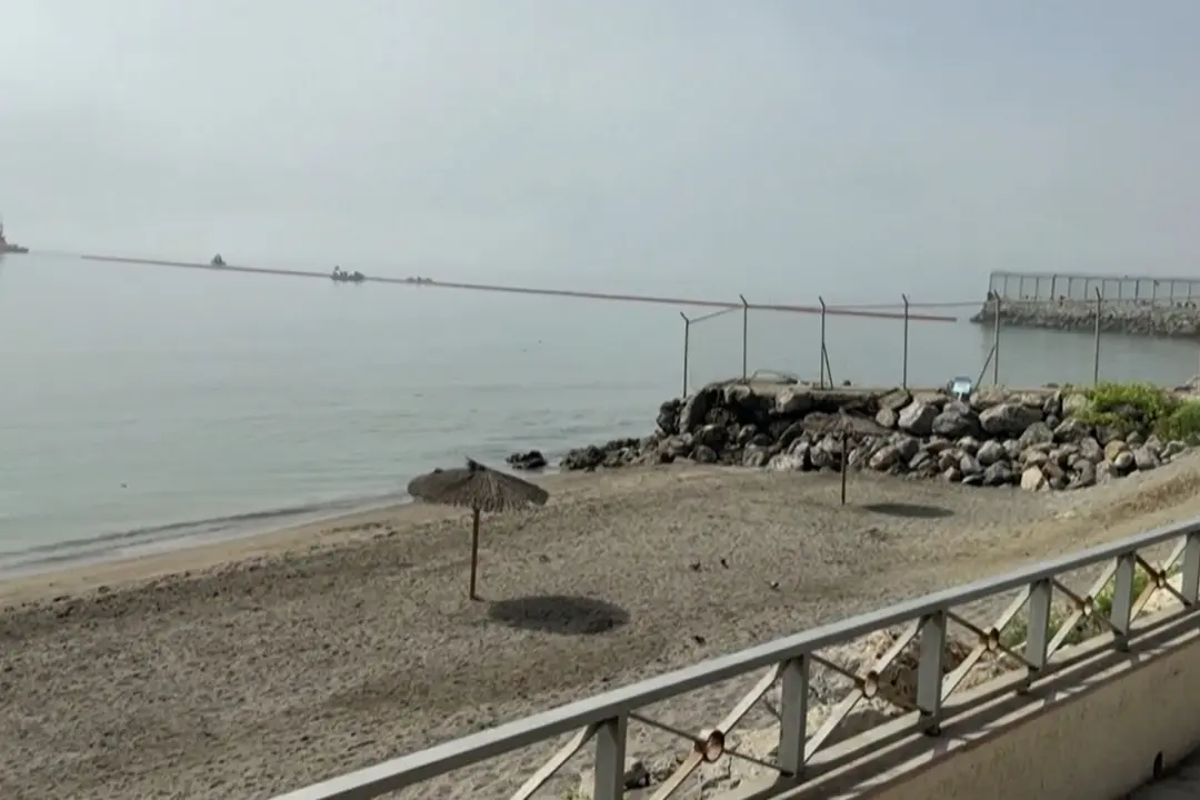Ceuta, barriere galleggianti per ostacolare i migranti dal Marocco