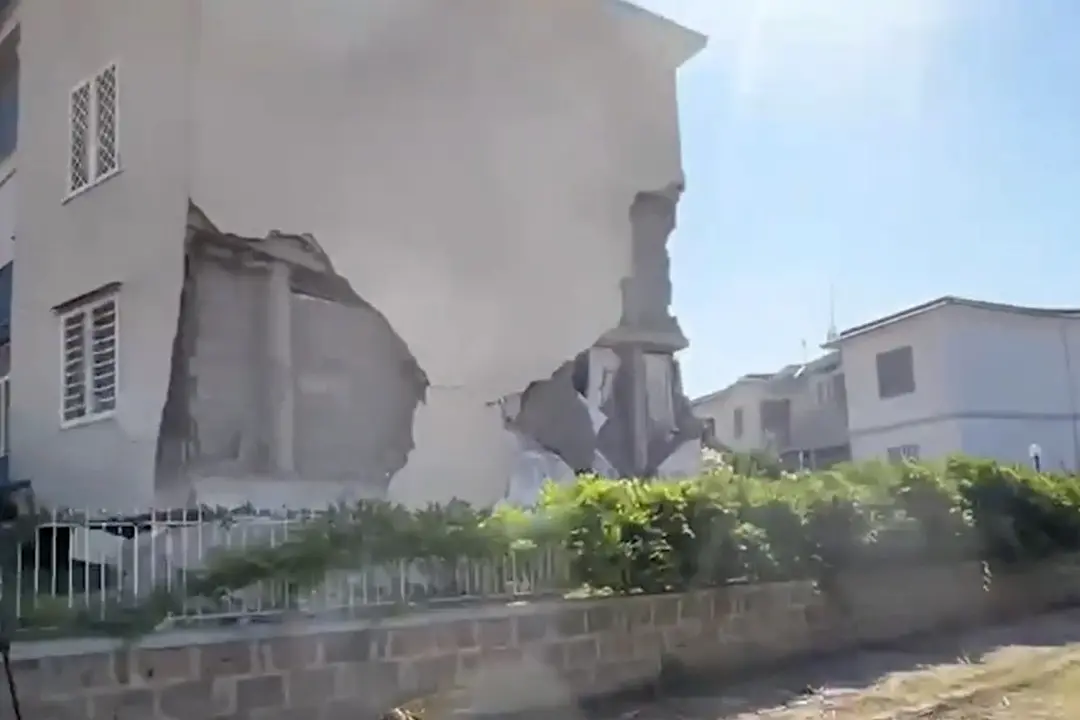 Campi Flegrei, i danni a Pozzuoli dopo le scosse