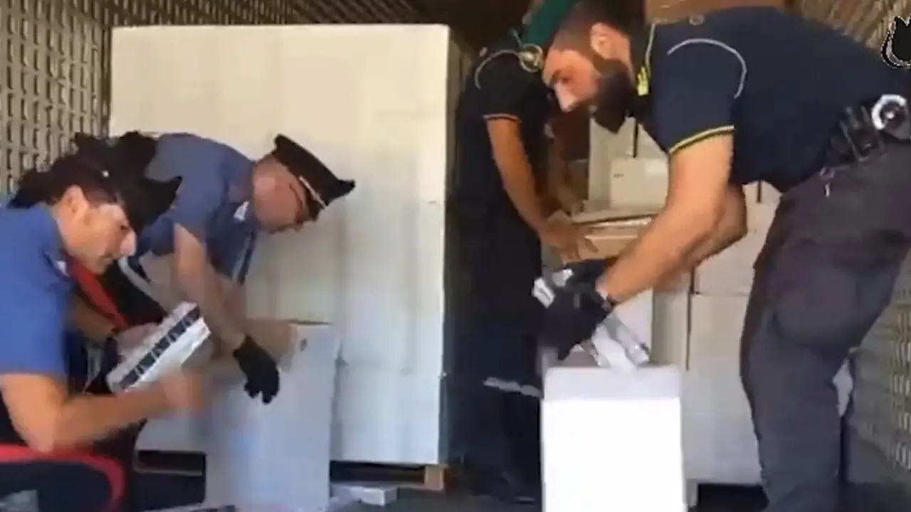 Contrabbando di sigarette da Torino verso il Nord Europa, 23 misure cautelari