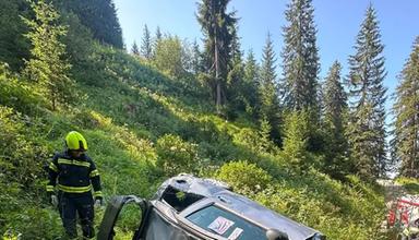 Auto finisce fuori strada e precipita in un burrone