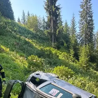 Auto finisce fuori strada e precipita in un burrone
