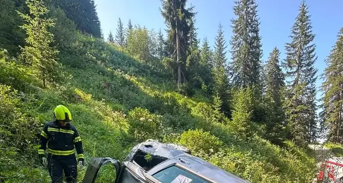 Auto finisce fuori strada e precipita in un burrone