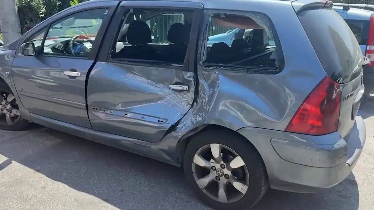 Campi Flegrei, coniugi in auto colpiti da un masso: tragedia sfiorata
