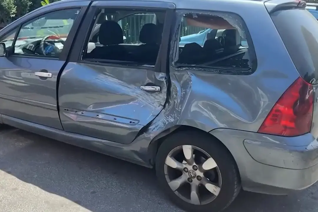 Campi Flegrei, coniugi in auto colpiti da un masso: tragedia sfiorata