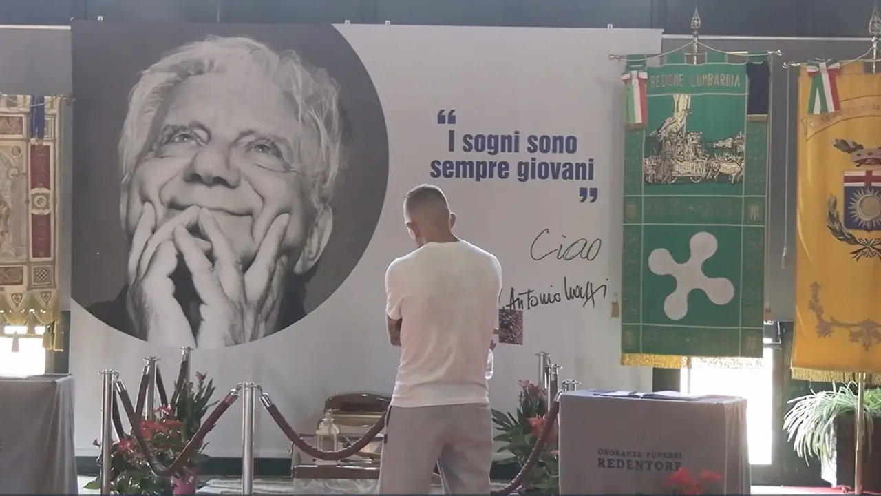 Milano, camera ardente per don Mazzi. \"La sua eredità continuerà\"