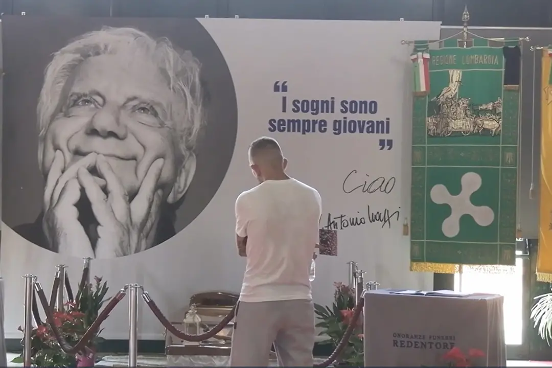 Milano, camera ardente per don Mazzi. \"La sua eredità continuerà\"