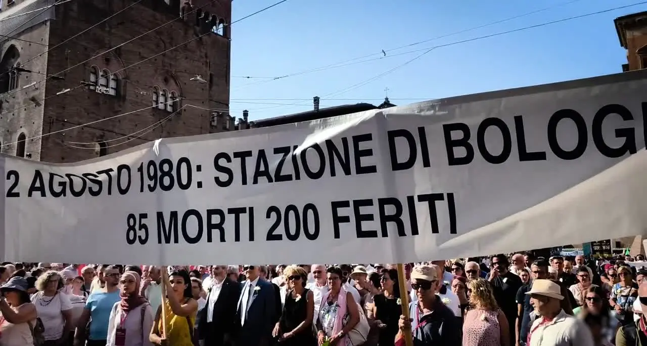 Strage Bologna, applausi a Lepore al corteo dopo le minacce per il caso Fakir