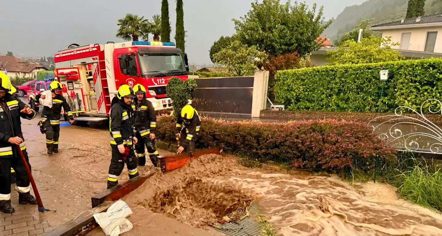 Maltempo, vigili del fuoco e tecnici al lavoro sul territorio