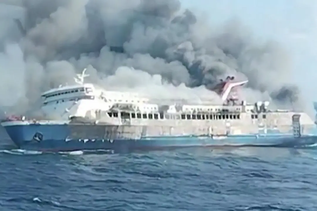 Indonesia, incendio su un traghetto: 5 morti e decine di dispersi