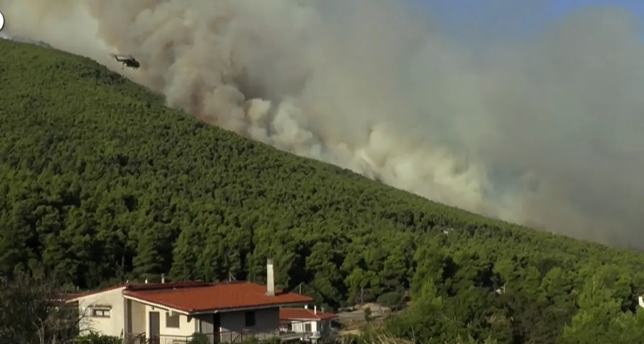 Grecia, continua la battaglia contro i roghi sulle colline di Porto Germeno