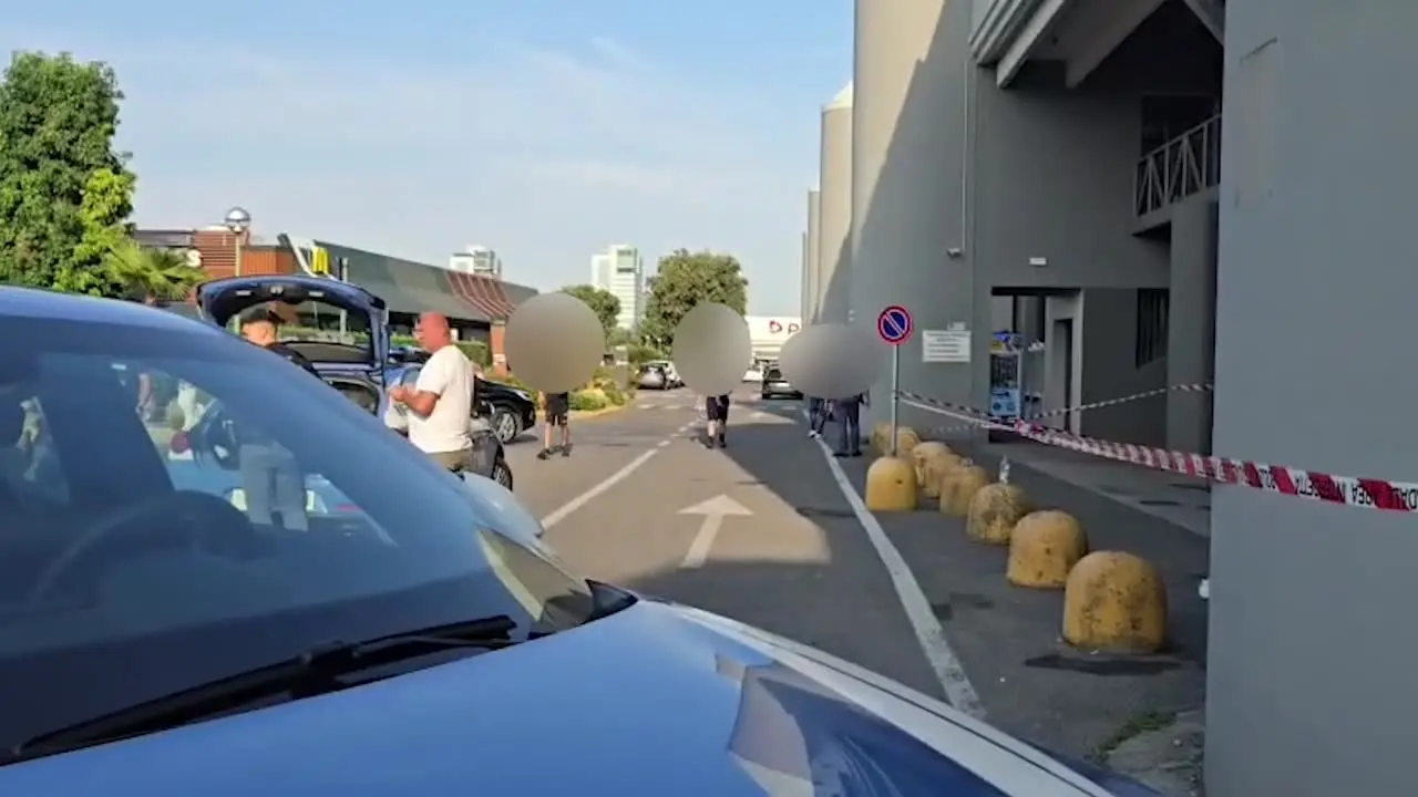 Donna accoltellata fuori da centro commerciale nel Bresciano, è grave
