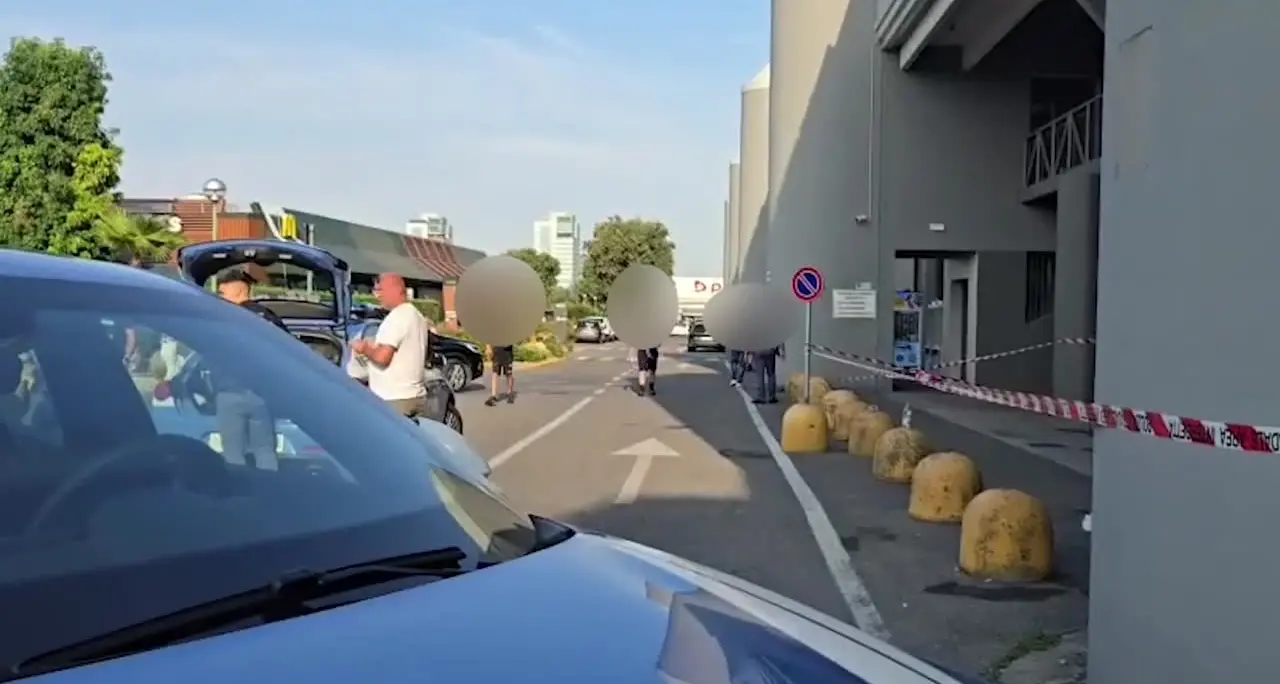Donna accoltellata fuori da centro commerciale nel Bresciano, è grave