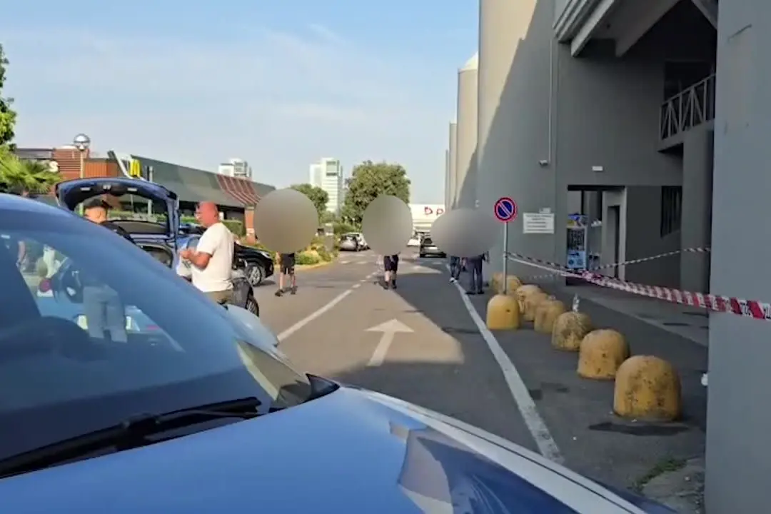 Donna accoltellata fuori da centro commerciale nel Bresciano, è grave