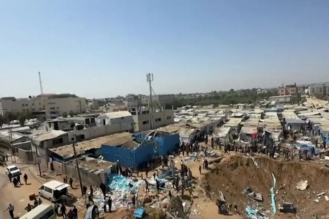 Deir el-Balah, cratere nei pressi dell'ospedale Al-Aqsa dopo un raid israeliano