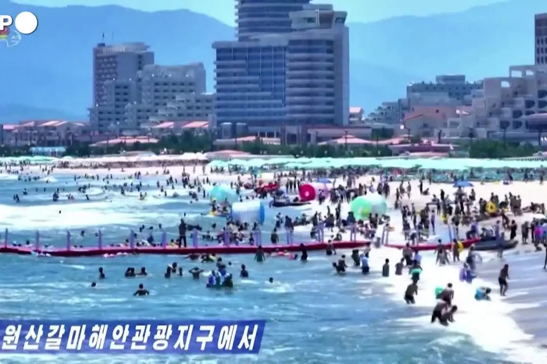 Corea del Nord, spiagge affollate durante l'ondata di caldo
