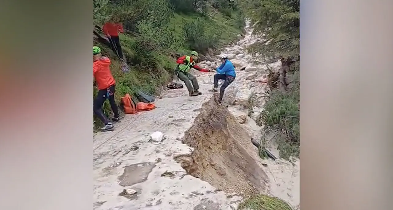 Frane e danni per maltempo in Val di Fassa, turisti evacuati
