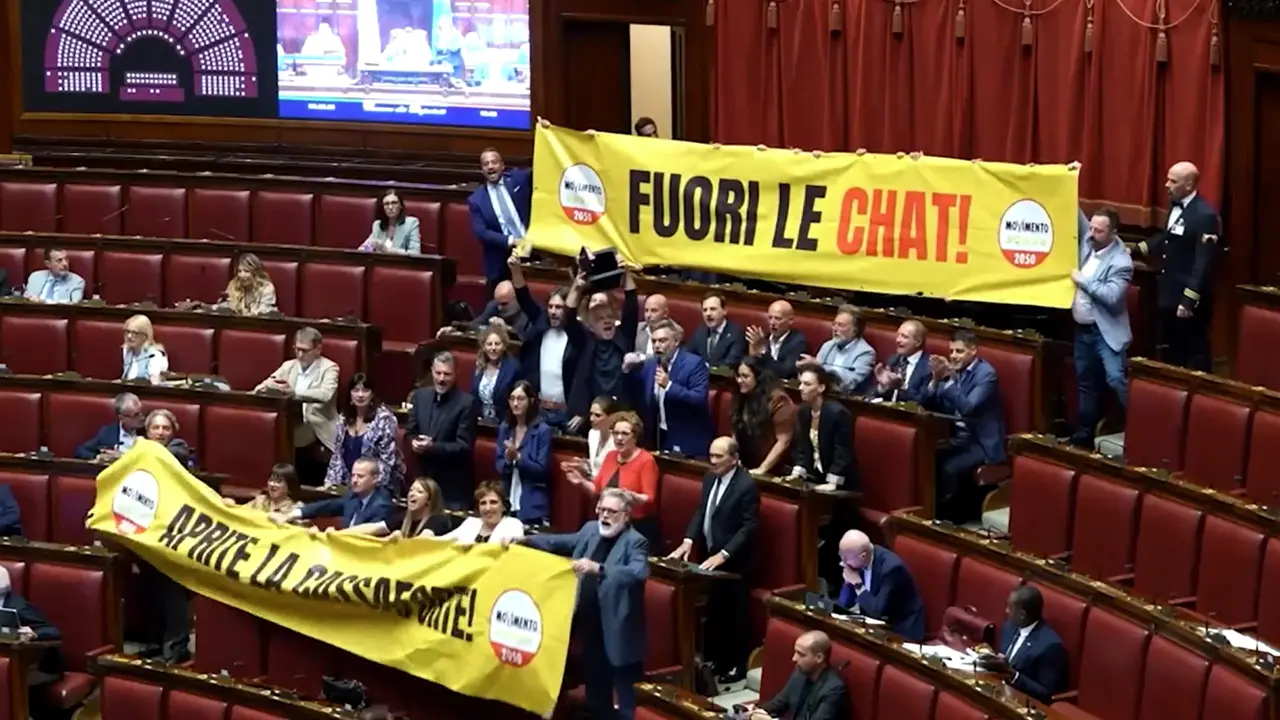 Delmastro, protesta del M5s in Aula: \"Aprite la cassaforte, fuori le chat\"