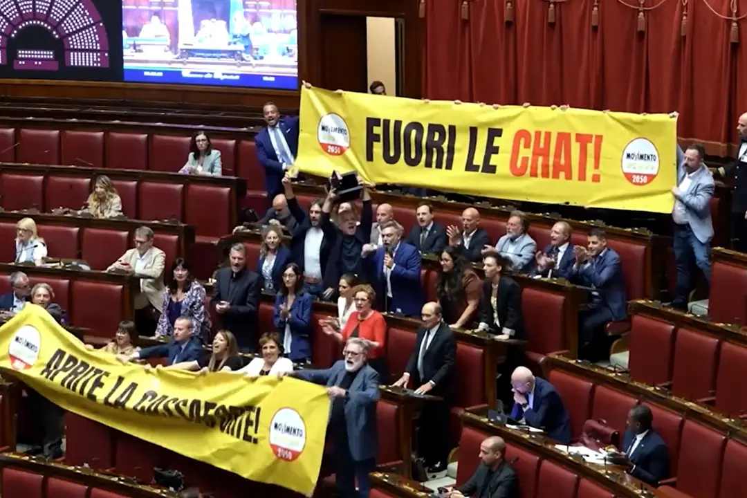 Delmastro, protesta del M5s in Aula: \"Aprite la cassaforte, fuori le chat\"