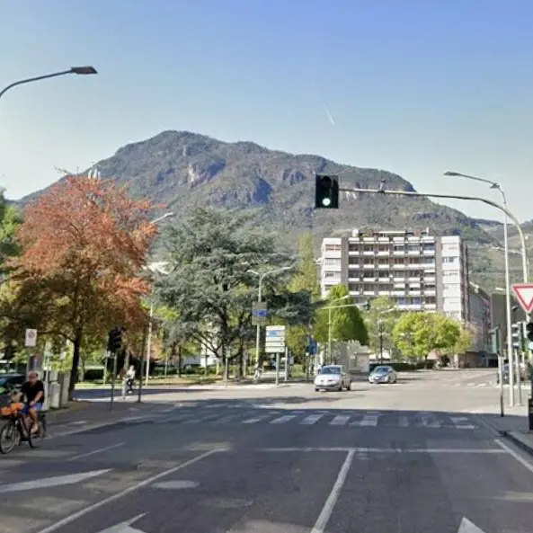 Lavori notturni all'incrocio tra viale Druso, via Roma e corso Italia