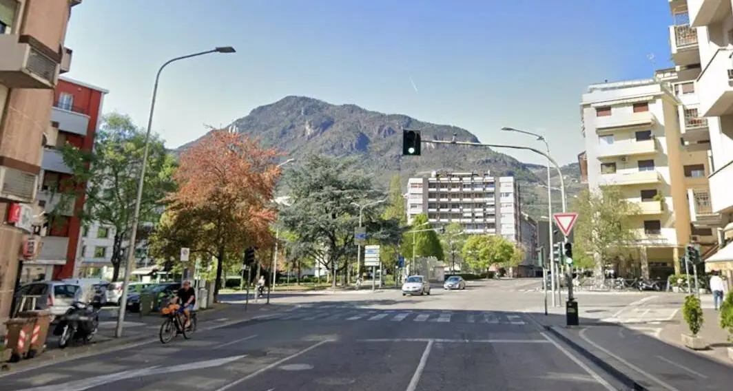 Lavori notturni all'incrocio tra viale Druso, via Roma e corso Italia