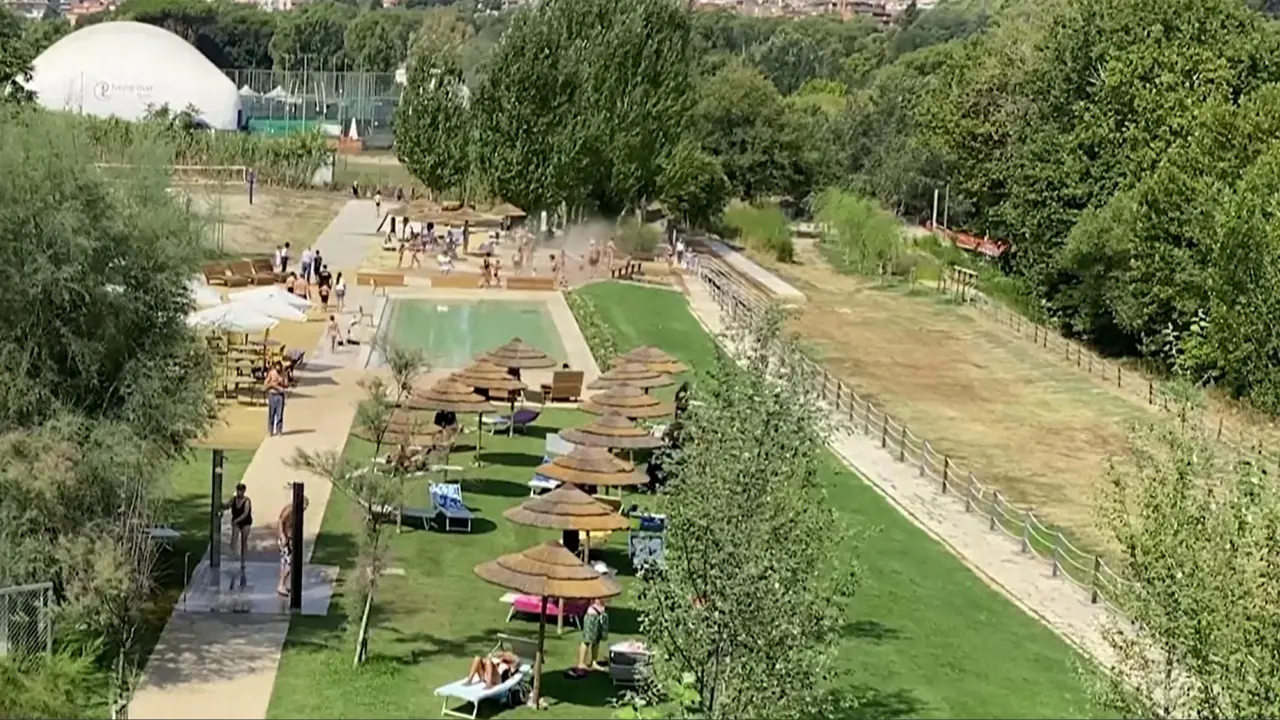 Caldo a Roma, un po' di sollievo per i \"bagnanti\" di Parco Tiberis
