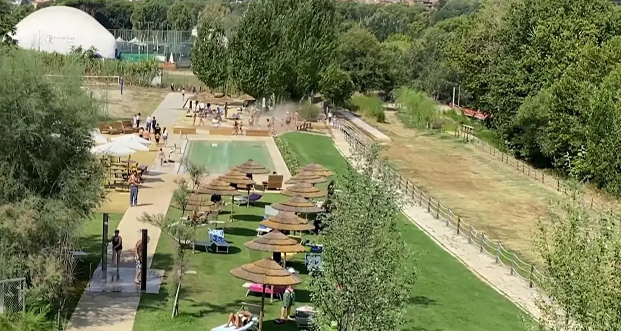 Caldo a Roma, un po' di sollievo per i \"bagnanti\" di Parco Tiberis