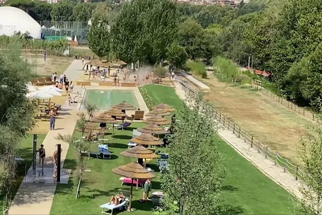Caldo a Roma, un po' di sollievo per i \"bagnanti\" di Parco Tiberis